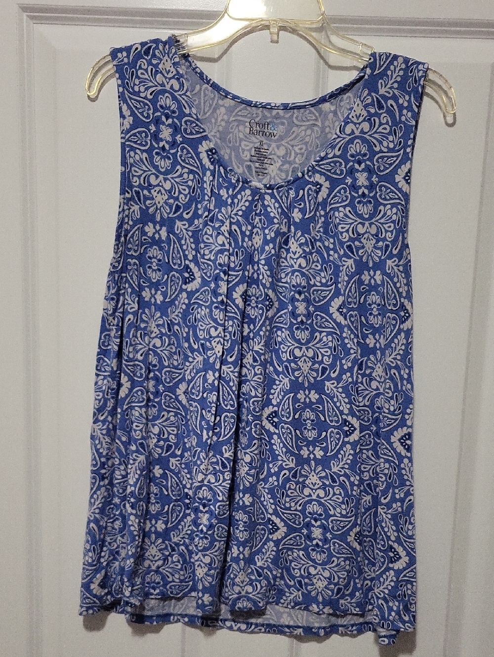 Croft & Barrow Blu And White Pattern Pleated Top